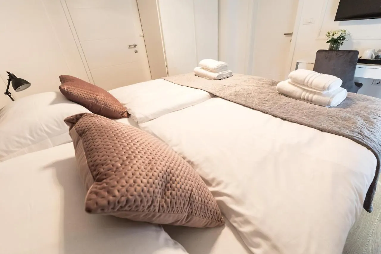 Alojamento de Acomodação e Pequeno-almoço Luxury Rooms With Balcony Zadar